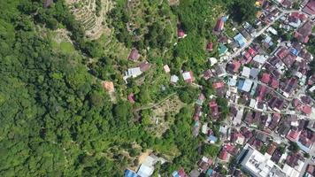 vista aerea edilizia residenziale vicino alla collina della piantagione video