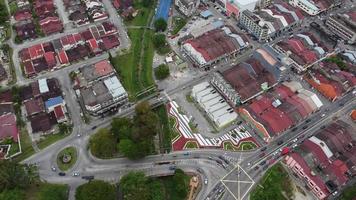 luchtfoto rotonde bij oude stad video