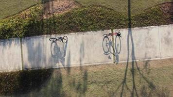 sombra de bicicleta en el día video