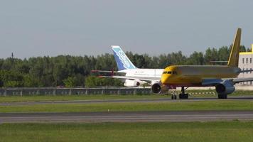 novosibirsk, ryska federationen juni 12, 2022 - tu 204 av aviastar på landningsbanan innan start på tolmachevo flygplats, novosibirsk -ovb-. transportflygbolag, godstransport video