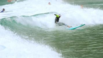 Phuket, Tailandia 12 de noviembre de 2017 - surfistas en el océano cerca de la playa de nai harn video