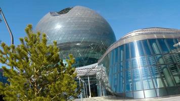 astana, khazakhstan 15 avril 2018 - astana expo 2017 devant le bâtiment du globe video