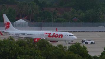 phuket, thailand 27 november 2019 - thai lion boeing 737 hs ltz trycker tillbaka före avgång, phukets internationella flygplats. video