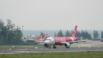 phuket, thailand 26 november 2017 - airasia airbus a320 hs bbb taxiën na de landing op de internationale luchthaven van phuket video