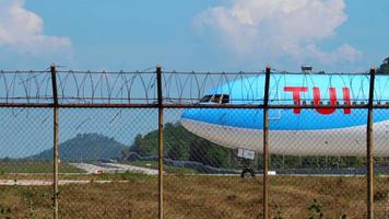 phuket, tailandia, 2 de diciembre de 2018 tui airways boeing 767 rodando a la pista antes de la salida. video