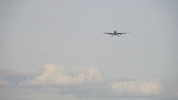 tiro largo de aviones a reacción vuela para aterrizar, acercarse, descender. concepto de turismo y viajes. video