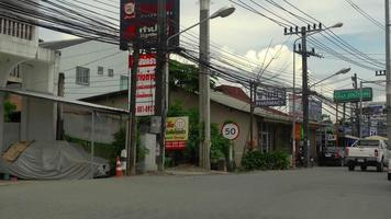 Phuket, Thailand 20. November 2016 - Blick aus dem fahrenden lokalen Bus auf die Straßen von Phuket Town video