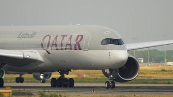 frankfurt am main, tyskland 19 juli 2017 - qatar airways airbus 350 sväng till start före avgång vid bana 18. fraport, frankfurt, tyskland video