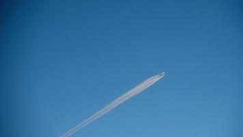 estelas en el cielo azul. avión volando alto, vista desde otro avión. video