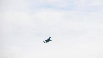 nowosibirsk, russische föderation 5. august 2018 - sukhoi su 34 verteidiger kunstflugleistung. Airshow auf dem Flugplatz Mochishe -unnm- video