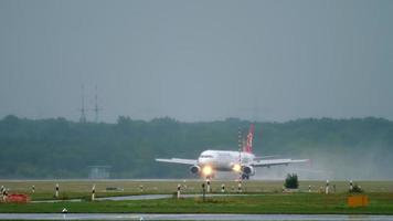 Düsseldorf, Tyskland 24 juli 2017 - turkiska flygbolagen airbus a321 tc jri bromsar efter landning vid regn tidigt på morgonen. Düsseldorf flygplats, Tyskland video