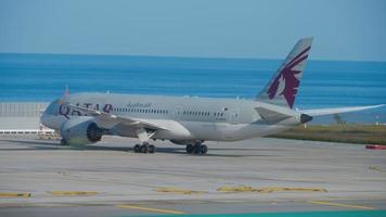 phuket, tailândia 22 de novembro de 2018 - qatar airways boeing 787 dreamliner a7 bcg taxiando após o desembarque no aeroporto internacional de phuket, de manhã cedo video