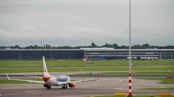 amsterdam, Paesi Bassi 29 luglio 2017 - tuifly boeing 737 c ftoh in rullaggio prima della partenza, aeroporto di Shiphol, amsterdam, olanda video