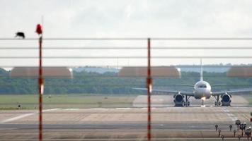düsenflugzeug bremst nach der landung in düsseldorf video