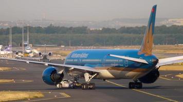 francfort-sur-le-main, allemagne 21 juillet 2017 - vietnam airlines boeing 787 dreamliner vn a868 remorquage par tracteur au service. Fraport, Francfort, Allemagne video