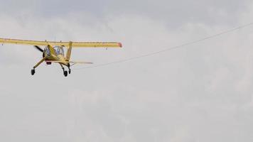 nowosibirsk, russische föderation 28. juli 2019 - segelflugzeug, das von leichtflugzeugen in den himmel geschleppt wird. airshow auf dem mochischen Flugplatz -unnm-. video