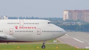 Moskou, Russische Federatie 12 september 2020 - Rossiya Boeing 747 ei xlf in de rij op de startbaan voor vertrek achter pilatus pc 12 turbopropvliegtuigen die opstijgen om op te stijgen video