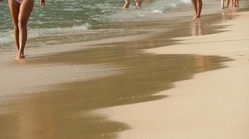 turistas caminando descalzos sobre la arena mojada nai harn beach, phuket