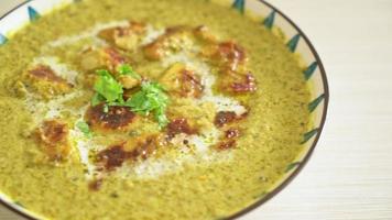 pollo afgano en curry verde o pollo hariyali tikka hara masala - estilo de comida india video