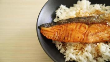 salmón a la parrilla con tazón de arroz con salsa de soja - estilo de comida japonesa video