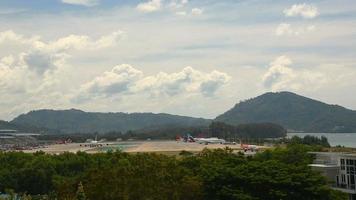 phuket, thaïlande 30 novembre 2016 - vietjet airbus 320 et rossiya boeing 747 roulage avant le décollage de l'aéroport de phuket. vue depuis le dernier étage de l'hôtel centara grand west sands resort phuket video