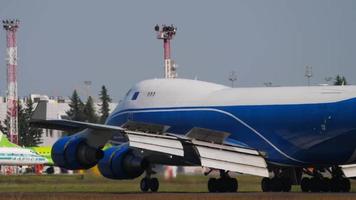 novosibirsk, federação russa 17 de junho de 2020 - cargolux boeing 747 lx ncl ex airbridgecargo vq buu desacelerando e freando após o pouso no aeroporto de tolmachevo, novosibirsk video