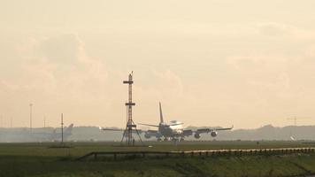 amsterdam, nederland 25 juli 2017 - klm boeing 747 ph bfr remmen na landing op baan 06 kaagbaan bij zonsopgang. shiphol airport, amsterdam, holland video