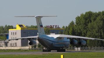 novosibirsk, federação russa 12 de junho de 2022 - enorme aeronave de transporte il 76md taxiando após o pouso no aeroporto de tolmachevo. il 76 aeronaves de transporte militar pesado soviético