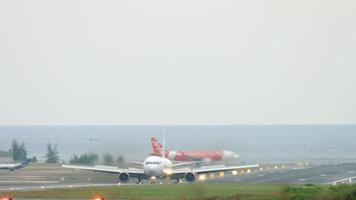 phuket, tailandia 26 de noviembre de 2017 - azur air boeing 767 vq bup frenado después de aterrizar en el aeropuerto internacional de phuket video