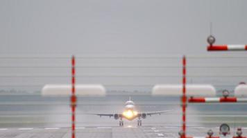 flygplansavgång vid regnigt väder, tidig morgon, Düsseldorf flygplats video