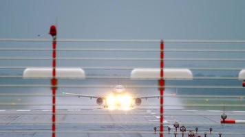 flugzeugabflug bei regen vom flughafen düsseldorf, deutschland video