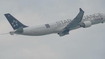 phuket, thailand 1 december 2016 - thai airways airbus 330 hs tel genaamd thepamart in star Alliance livery vertrek vanaf de luchthaven van phuket. uitzicht vanaf de bovenste verdieping van het hotel video