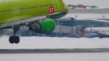 novosibirsk, ryska federationen 22 januari 2017 - airbus 320 s7 airlines vp mosse närmar sig och landar. inofficiell upptäckt på tolmachevo flygplats -ovb- video