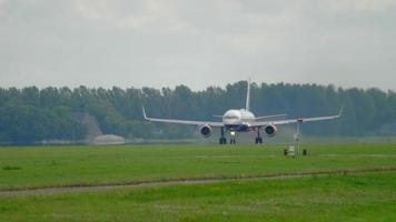 Amsterdam, Pays-Bas 25 juillet 2017 - icelandair boeing 757 tf fiv décoller à polderbaan 36l, aéroport de shiphol, amsterdam, hollande video