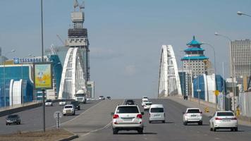 Astana, Kasachstan, 18. April 2018 - Blick vom Auto, Verkehr auf der Straßenbrücke über den Fluss Esil, am 18. April, Astana, Kasachstan video