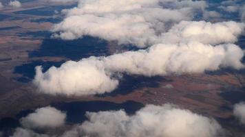 vista aérea del paisaje nublado desde el avión descendente, llegando al aeropuerto de novosibirsk, federación rusa