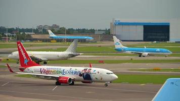 amsterdam, pays-bas 29 juillet 2017 - corendon dutch airlines boeing 737 ph cdf roulant avant le départ, vueling airbus a320 ec jzi, klm boeing 737 . aéroport de shiphol, amsterdam, hollande video