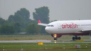 Düsseldorf, Tyskland 24 juli 2017 - air berlin airbus 330 d alpf taxar efter landning vid regn. Düsseldorf flygplats, Tyskland video