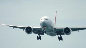 Phuket, Thailand 27 november 2017 - Nordwind Airlines Boeing 777 VQ Bud nadert voor de landing, internationale luchthaven Phuket video