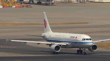 hong kong 10 november 2019 - air china airbus a320 b 6916 draait de landingsbaan voor vertrek van de internationale luchthaven chek lap kok, hong kong,. video