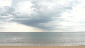 avión acercándose al océano antes de aterrizar en el aeropuerto de phuket. playa mai khao video