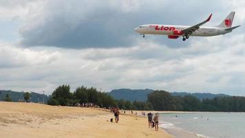 phuket, tailandia 26 de noviembre de 2019 - thai lion airlines boeing 737 hs lty acercándose antes de aterrizar en el aeropuerto de phuket. playa mai khao, phuket video