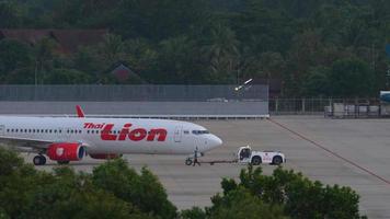 phuket, Tailandia 27 novembre 2019 - thai lion boeing 737 hs ltz che si spinge indietro prima della partenza, aeroporto internazionale di phuket. video