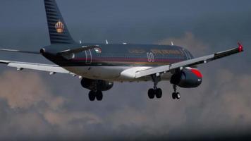 Frankfurt am Main, Alemanha 18 de julho de 2017 - Royal Jordanian Airbus 320 JY Ayu se aproximando antes de pousar às 07h. fraport, frankfurt, alemanha video