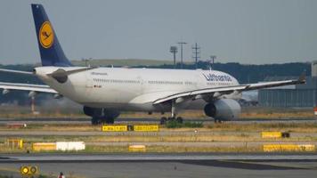 francfort-sur-le-main, allemagne 21 juillet 2017 - lufthansa airbus a330 d aiki tourner pour démarrer avant le départ. Fraport, Francfort, Allemagne video