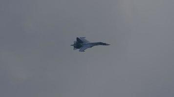 novosibirsk, ryska federationen 28 juli 2019 - aerobatic team för ryska falkar av sukhoi su 35 flanker e. flyguppvisning på Mochische Aerodrome -unnm- video