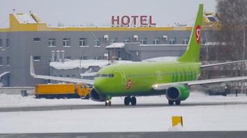 novosibirsk, federación rusa 22 de enero de 2017 - boeing 737 s7 airlines vp bul rodando antes de la salida. avistamiento no oficial en el aeropuerto de tolmachevo -ovb- video