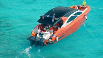 phan nga, thailand 24 november 2016 - speedboot op het strand van koh miang, similan eilanden, slow motion video