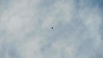 paracaidistas en vuelo libre, celebración del día del aviador airshow video