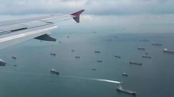 het vliegtuig dat afdaalt voor de landing van de luchthaven van singapore, uitzicht vanaf de patrijspoort van het vliegtuig. video